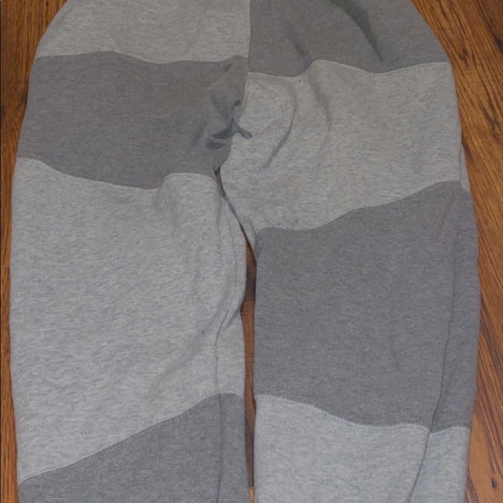 Grey sweatpants <3